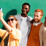 Quem é a Geração Z? Jovens conectados e diversos que definem o futuro do consumo e da cultura digital.