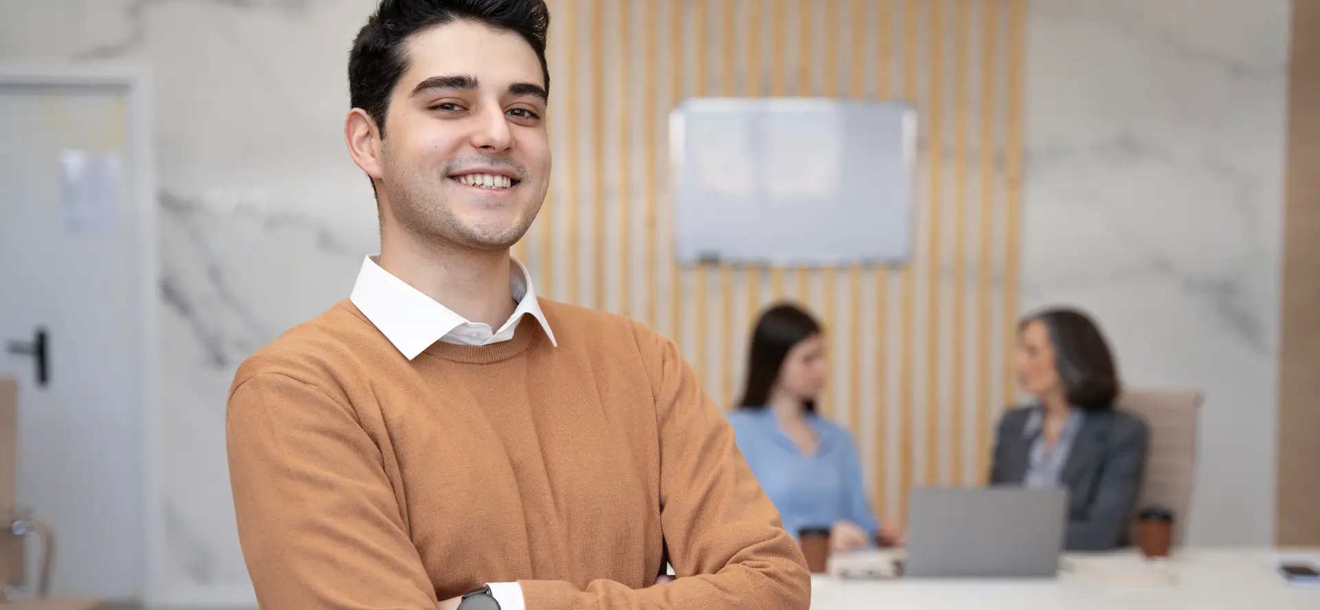 Jovem profissional da Geração Z trabalhando remotamente, representando a busca por flexibilidade e renda extra no mercado atual.