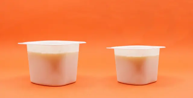 Dois potes de iogurte lado a lado, um com mais produto e outro com menos, mostrando como funciona a reduflação